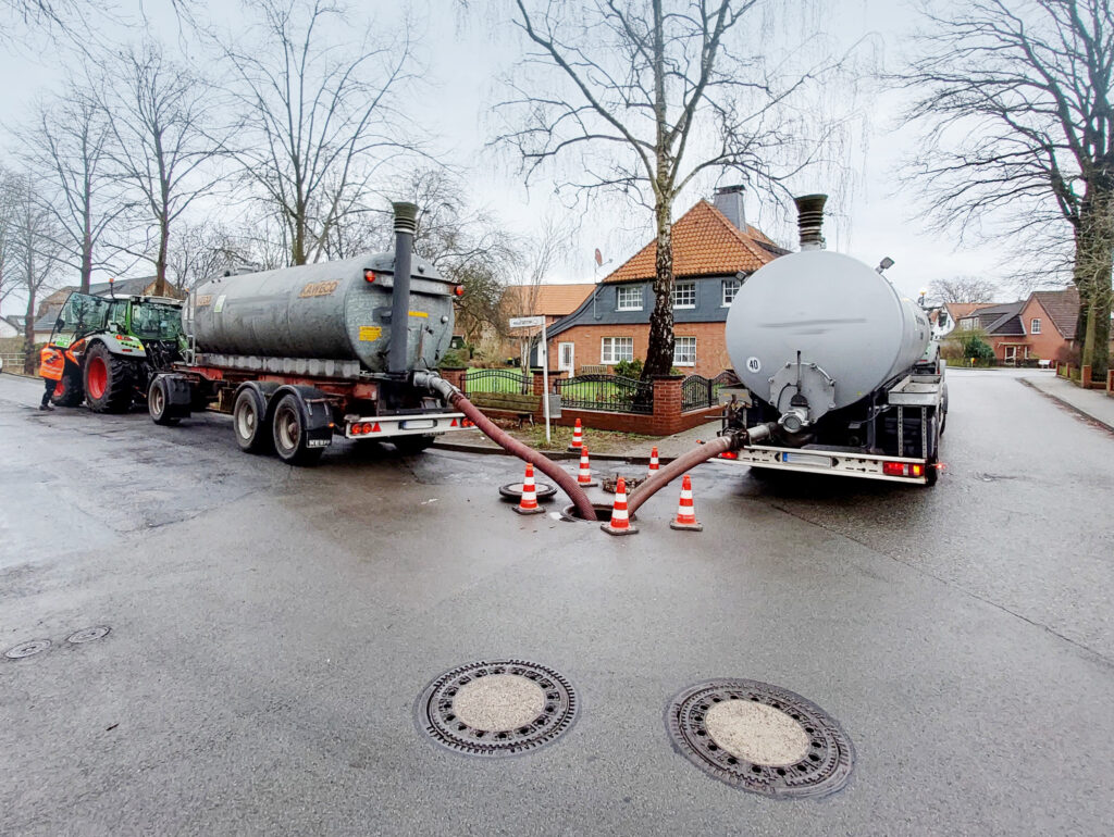 Wasserhaltung in Meinersen: Schmutzwasser wird aus der Kanalisation abgepumpt und mit Tankfahrzeugen zur Kläranlage Ettenbüttel transportiert.